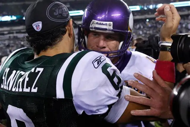 Brett Favre gets a hug from Mark Sanchez after the Jets defeated the Vikings